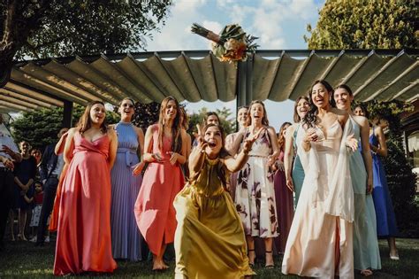 Invitate che cercano di afferrare il bouquet