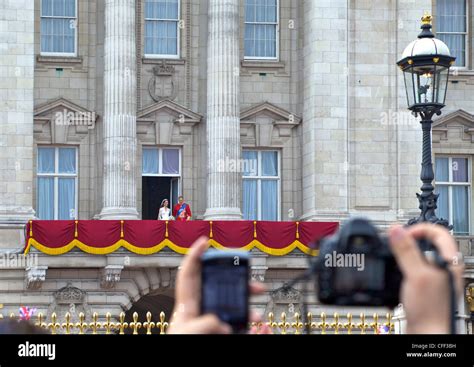 William e Kate sul balcone di Buckingham Palace