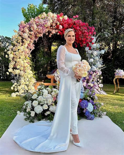 Dettaglio dell'abito da sposa di Simona Ventura
