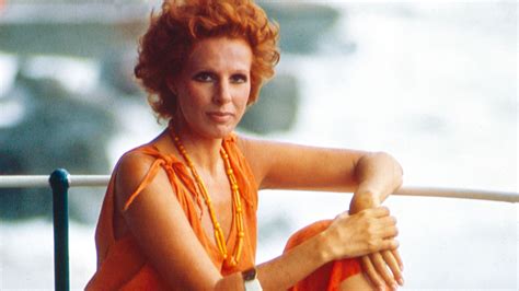 Ornella Vanoni durante un'esibizione negli anni '70
