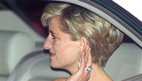 Principessa Diana Spencer con l'anello acquamarina