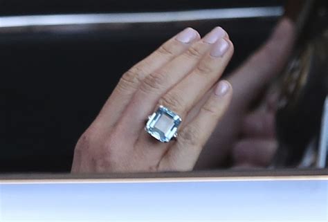 Meghan Markle con l'anello acquamarina