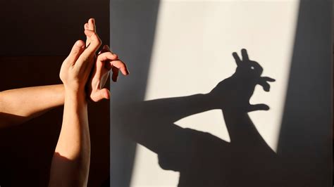 Bambina che gioca con le ombre delle mani