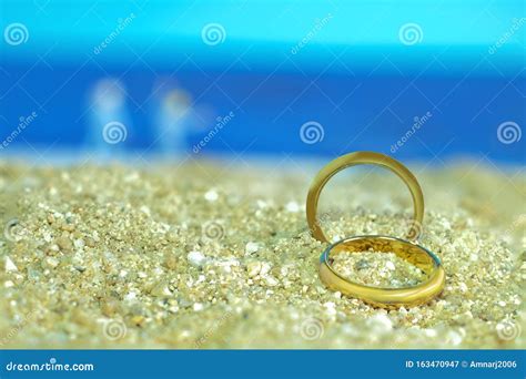 Donna che ritrova la fede nuziale sulla spiaggia