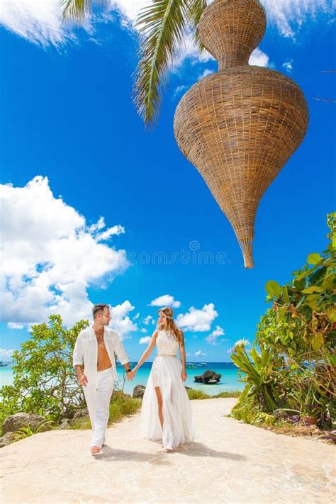 Sposi su una spiaggia tropicale con palme