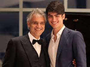 Matteo Bocelli che canta