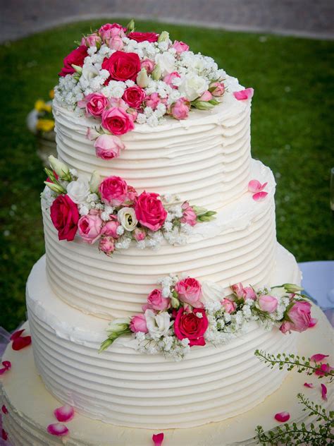 Decorazioni torta nuziale con fiori freschi