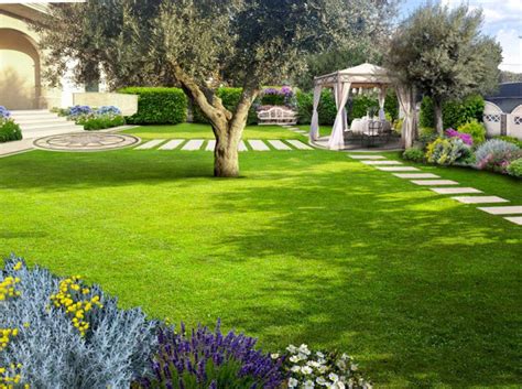 Vista aerea di un giardino con gazebo per matrimoni