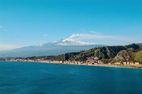 Vista panoramica di Giardini Naxos con il mare e la costa