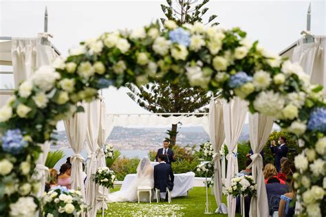 Matrimonio all'aperto in una villa