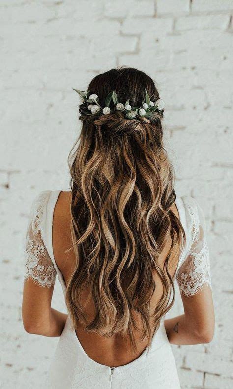 Acconciatura da sposa elegante con fiori