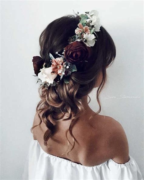 Dettaglio di un'acconciatura da sposa con fiori