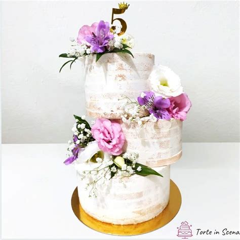 Naked cake decorata con fiori freschi e frutta