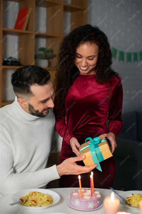 Coppia felice che festeggia il matrimonio