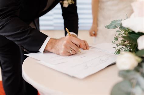 Coppia che firma i documenti del matrimonio