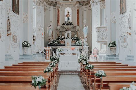 Esempio di addobbo floreale per chiesa con fiori di campo