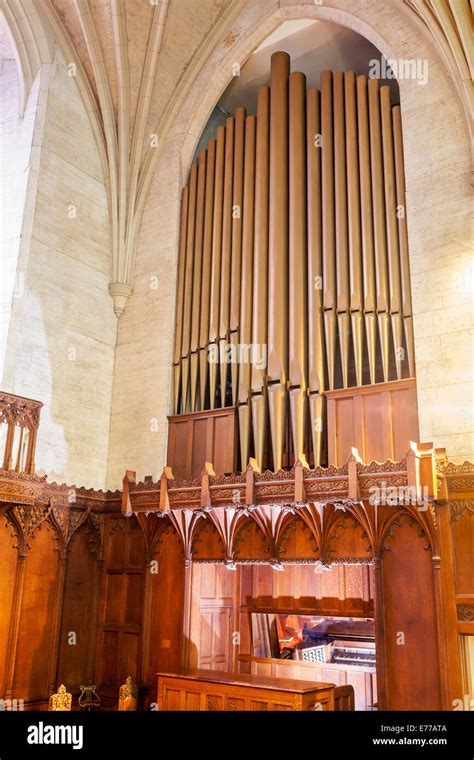 Foto di una chiesa con un organo