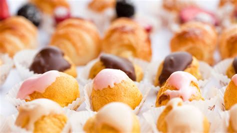Varietà di pasticcini mignon disposti su un'alzata