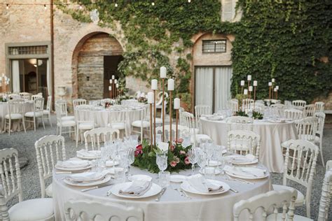 Interno del Casale delle Rose con allestimento matrimonio