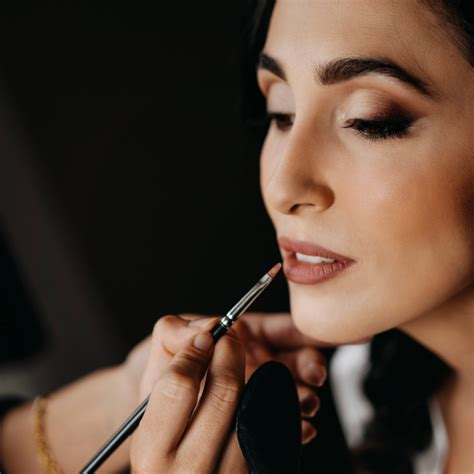 Make up artist professionista al lavoro su una sposa