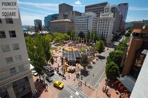 Pioneer Courthouse Square a Portland con l'insegna 