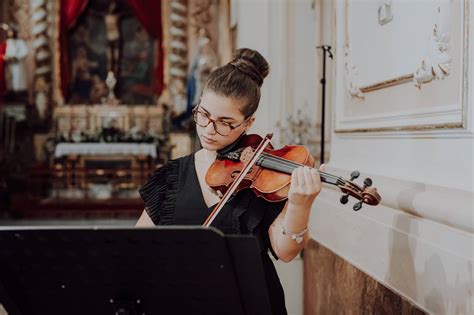 Coppia che sceglie musica per il matrimonio