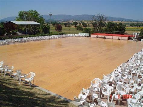 Pista da ballo piena di gente al matrimonio