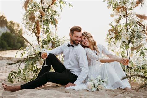 Coppia che festeggia un matrimonio