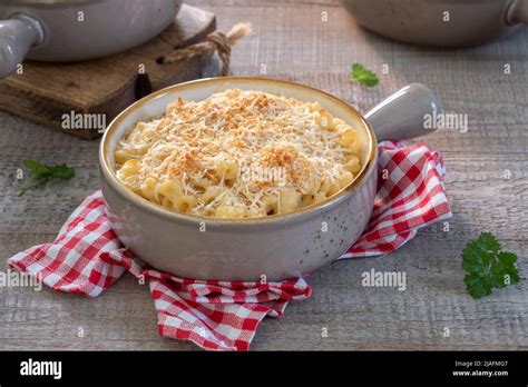 Formaggio grattugiato sui maccheroni