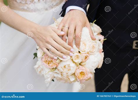 mani della sposa con bouquet