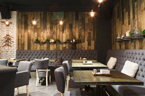 Interno di un ristorante rustico in stile russo