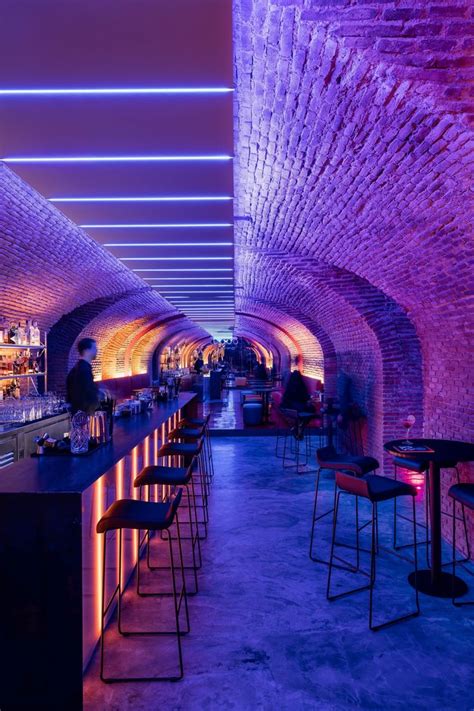 Interno di un locale notturno alla moda