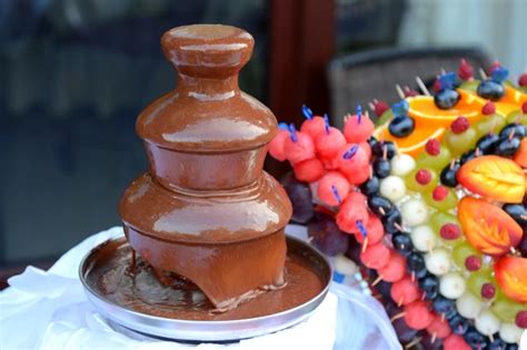 Fontana di cioccolato con frutta e dolci