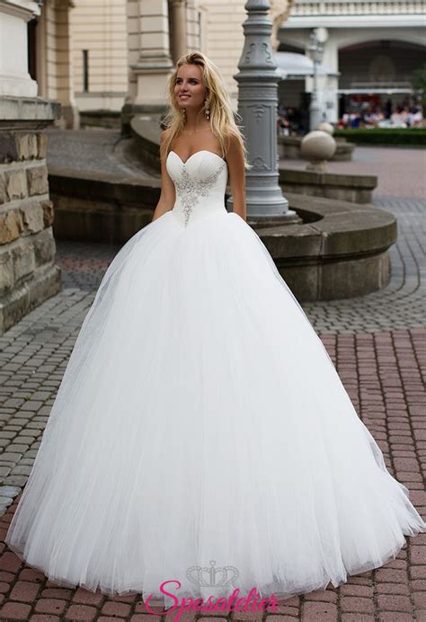 Barbie in un abito da sposa da principessa con tulle e fiocchi