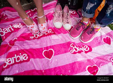 Dettaglio delle scarpe iconiche di Barbie
