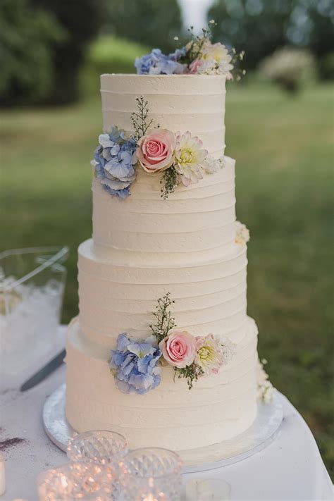 Torta nuziale a due piani con fiori