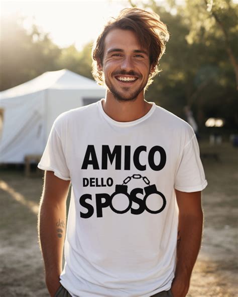 Gruppo di amici con magliette coordinate per addio al celibato