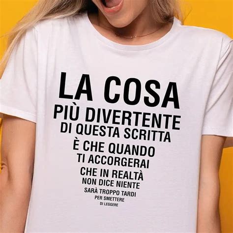 Dettaglio di una maglietta con scritta