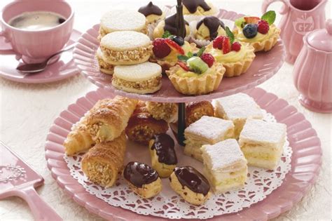 Varietà di dolcetti e pasticcini coordinati con la torta nuziale