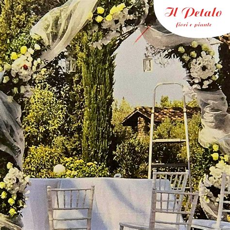Dettaglio di un trofeo nuziale con incisioni floreali