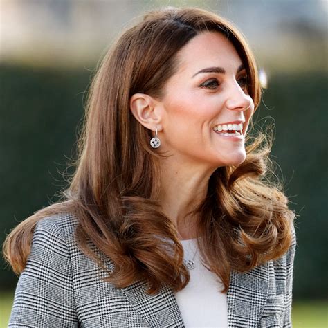 Kate Middleton con capelli sciolti e onde morbide per l'annuncio del fidanzamento