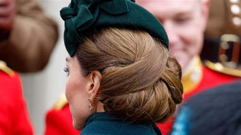 Dettaglio dello chignon a forma di triquetra di Kate Middleton