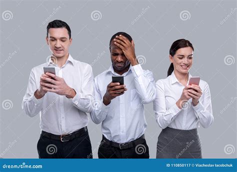 Uomini che chattano sui loro telefoni