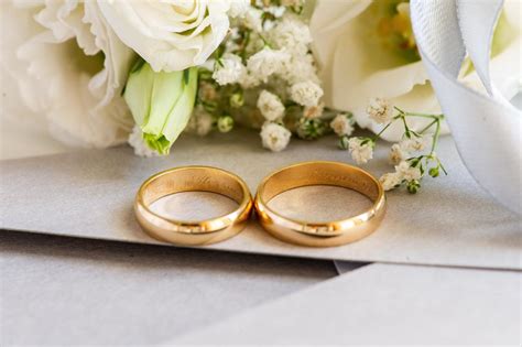 Esempi di elementi grafici a tema matrimonio: fiori, fedi, cuori