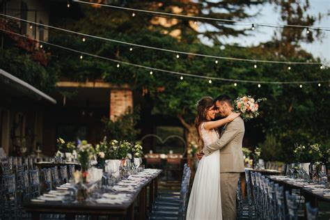 Tramonto durante un matrimonio all'aperto