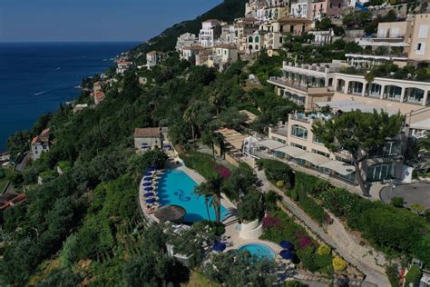 Vista panoramica dell'Hotel Raito sulla Costiera Amalfitana
