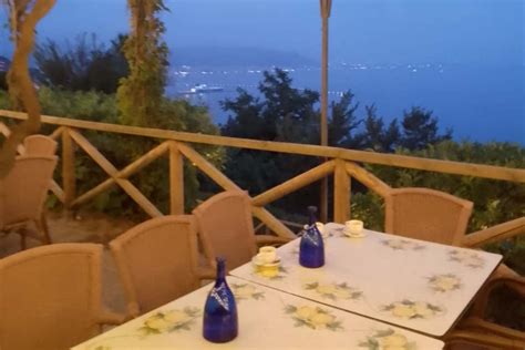 Giardino panoramico dell'Hotel Raito illuminato da lanterne al tramonto