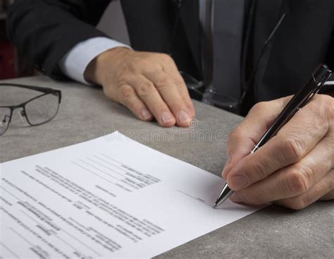 Rappresentazione grafica di un contratto con una penna che firma e un segno di spunta