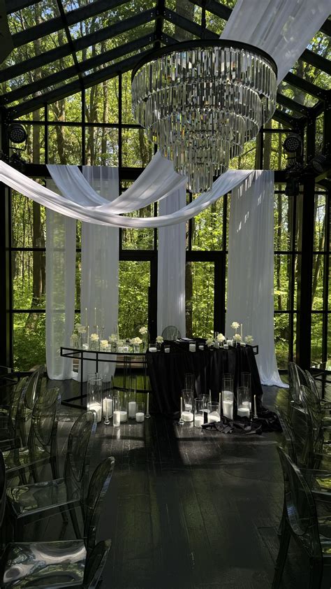 Interno di Sweeney Barn con decorazioni nuziali