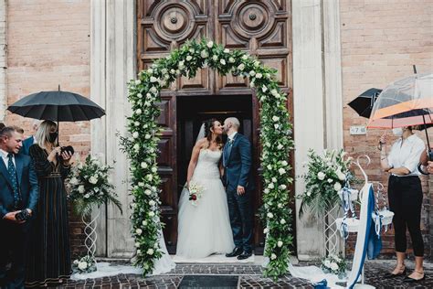 Arco nuziale in stile nautico con fiori di seta